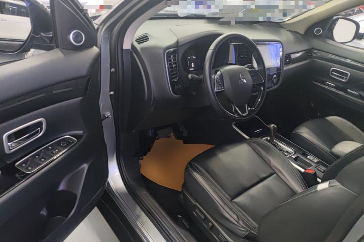 Used Mitsubishi Outlander 2020 2.0L Two-Wheel Drive Comfort Edition 7-Seater Driver Seat