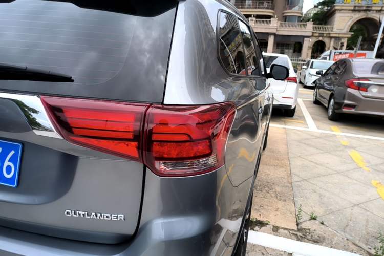 Used Mitsubishi Outlander 2020 2.0L Two-Wheel Drive Enjoyment Version 5 Seats Exterior 3