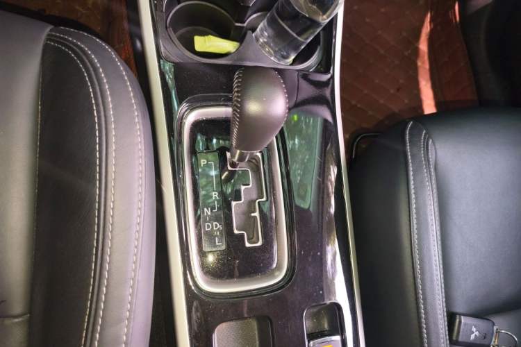 Used Mitsubishi Outlander 2020 2.0L Two-Wheel Drive Enjoyment Version 5 Seats Gear Lever