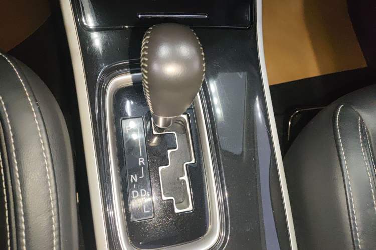 Used Mitsubishi Outlander 2020 2.0L Two-Wheel Drive Comfort Edition 7-Seater Gear Lever