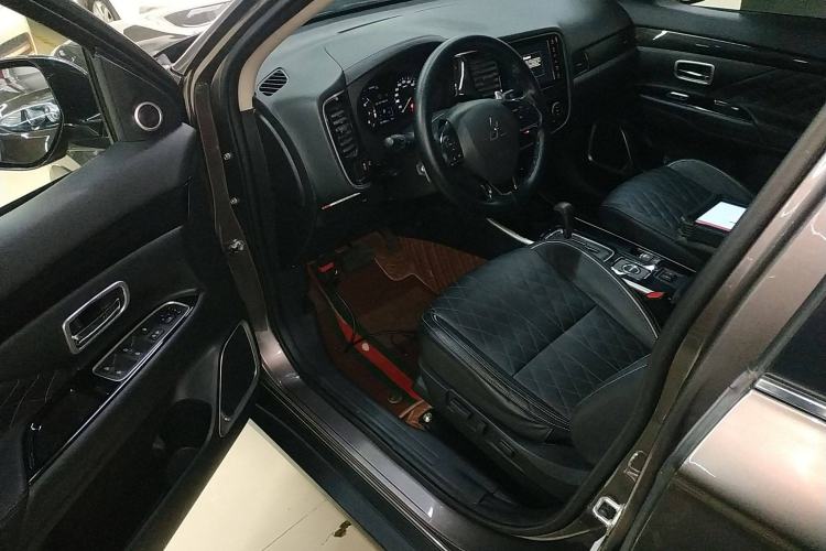 Used Mitsubishi Outlander 2020 2.4L 4x4 Zhi Xiang Edition 5 Seats Interior 3