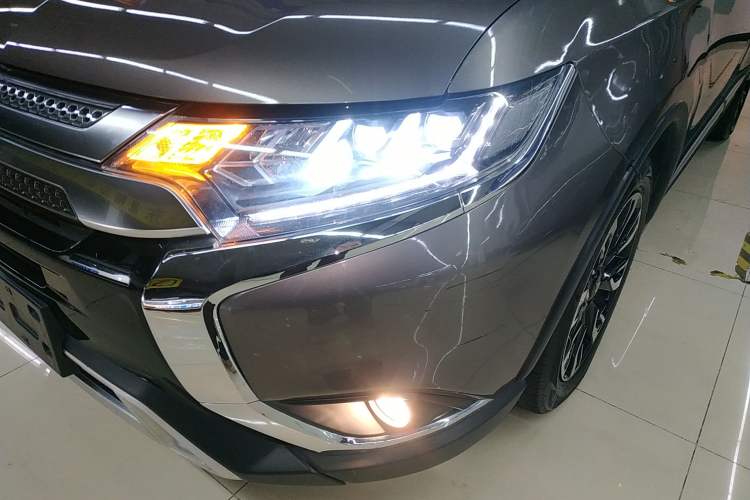 Used Mitsubishi Outlander 2020 2.4L 4x4 Zhi Xiang Edition 5 Seats Left Front Headlight