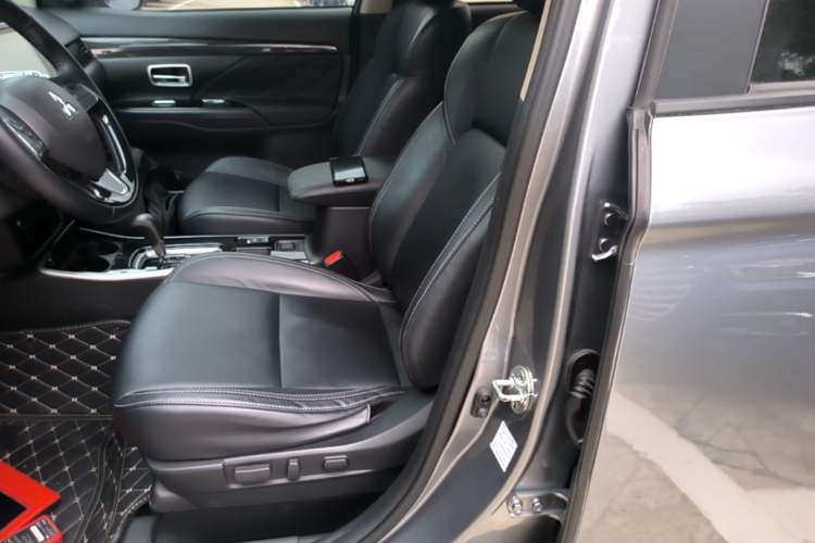 Used Mitsubishi Outlander 2020 2.0L Two-Wheel Drive Enjoyment Version 5 Seats Left Front Seat