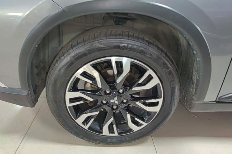 Used Mitsubishi Outlander 2020 2.4L 4x4 Zhi Xiang Edition 5 Seats Left Front Wheel Hub