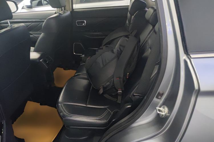 Used Mitsubishi Outlander 2020 2.0L Two-Wheel Drive Comfort Edition 7-Seater Left Rear Seat