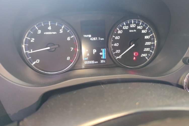 Used Mitsubishi Outlander 2020 2.0L Two-Wheel Drive Enjoyment Version 5 Seats Odometer Close Up