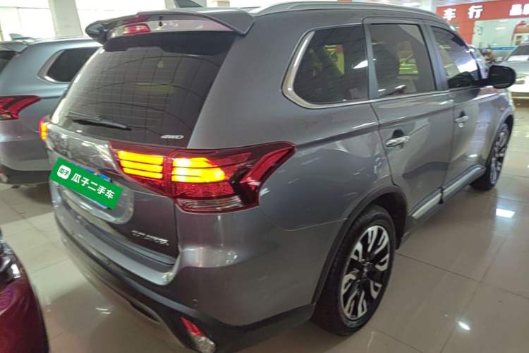 Used Mitsubishi Outlander 2020 2.4L 4x4 Zhi Xiang Edition 5 Seats Rear Right 45 Deg