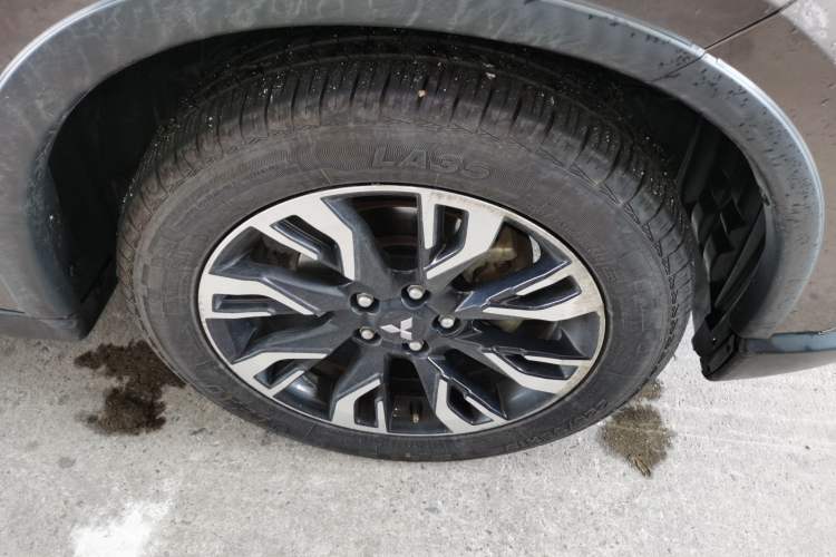 Used Mitsubishi Outlander 2020 2.0L Two-Wheel Drive Enjoyment Version 5 Seats Right Front Wheel Hub
