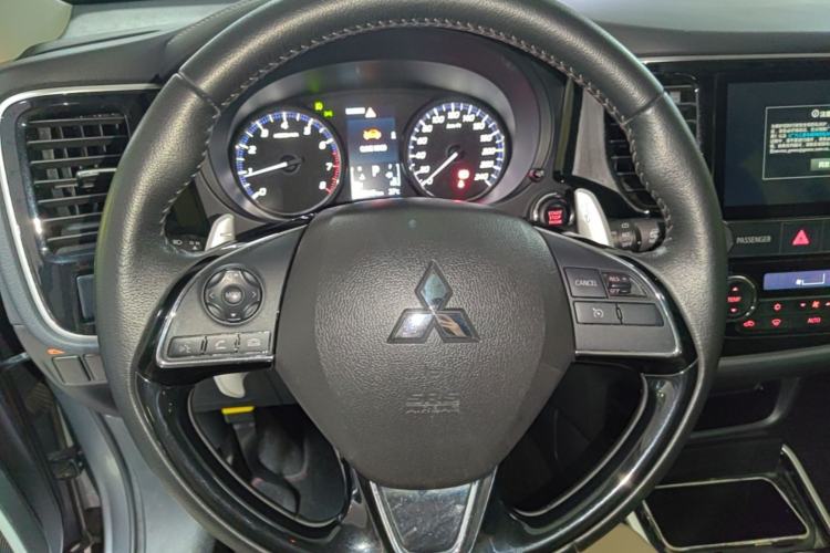 Used Mitsubishi Outlander 2020 2.4L 4x4 Zhi Xiang Edition 5 Seats Steering Wheel