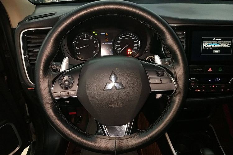 Used Mitsubishi Outlander 2020 2.4L 4x4 Zhi Xiang Edition 5 Seats Steering Wheel