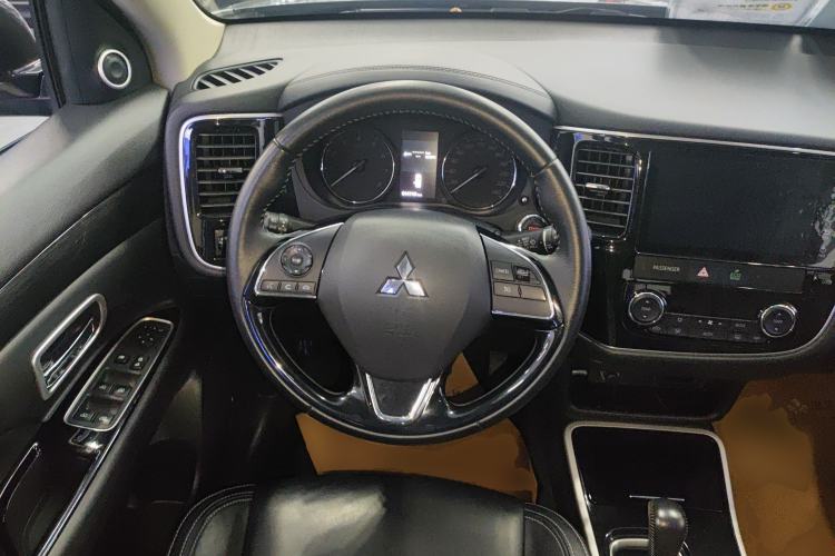 Used Mitsubishi Outlander 2020 2.0L Two-Wheel Drive Comfort Edition 7-Seater Steering Wheel