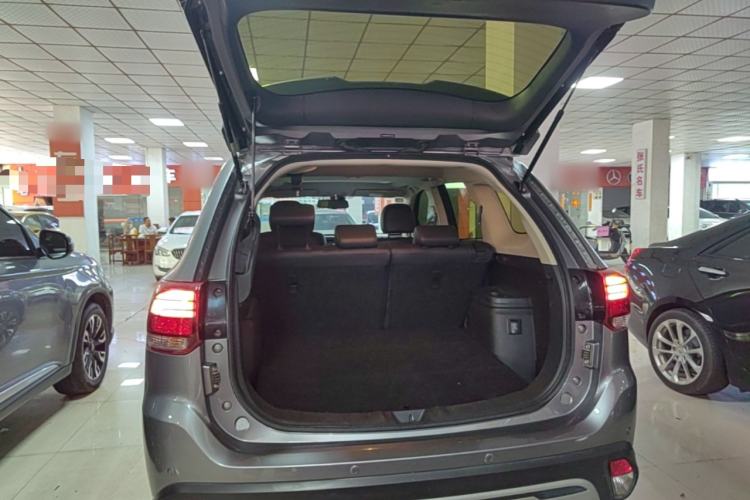 Used Mitsubishi Outlander 2020 2.4L 4x4 Zhi Xiang Edition 5 Seats Trunk