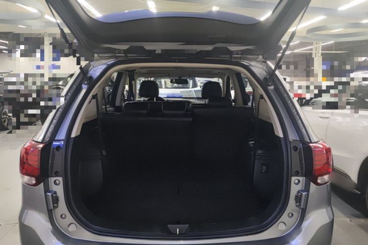 Used Mitsubishi Outlander 2020 2.0L Two-Wheel Drive Comfort Edition 7-Seater Trunk