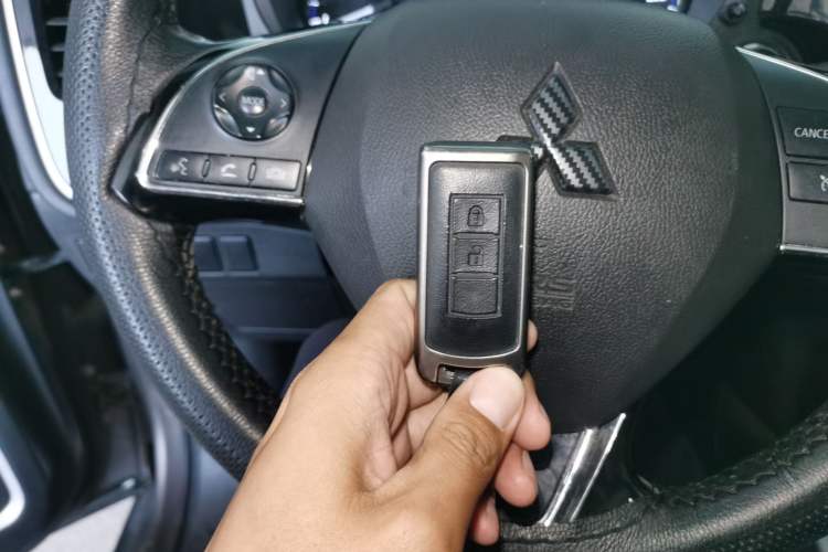 Used Mitsubishi Outlander 2020 2.0L Two-Wheel Drive Enjoyment Version 5 Seats Vehicle Key