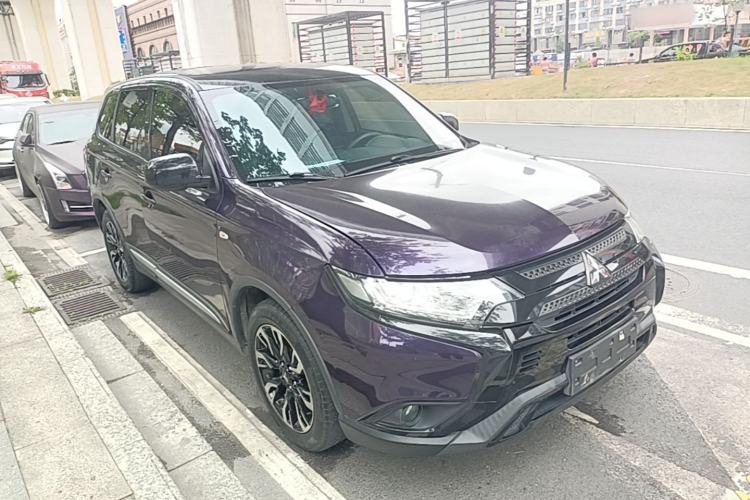 Used Mitsubishi Outlander 2020 2.0L Two-Wheel Drive Comfort Edition 5 Seats Front Right 45 Deg