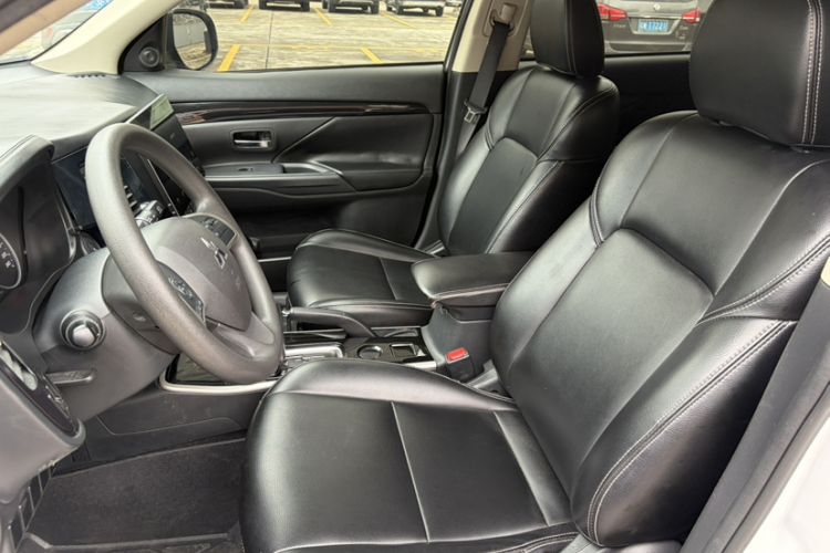 Used Mitsubishi Outlander 2020 2.0L Two-Wheel Drive Comfort Edition 5 Seats Left Front Seat