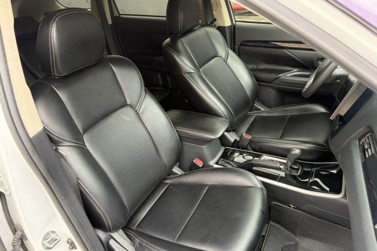 Used Mitsubishi Outlander 2020 2.0L Two-Wheel Drive Comfort Edition 5 Seats Right Front Seat