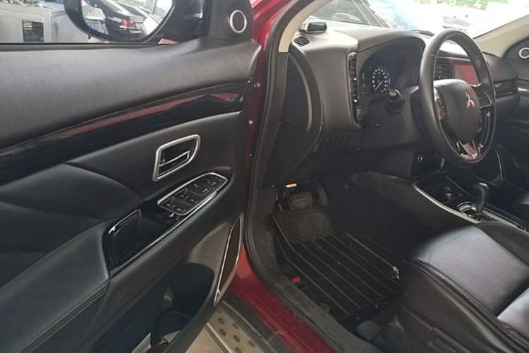 Used Mitsubishi Outlander 2020 2.0L Two-Wheel Drive Enjoyment Version 5 Seats Driver Seat