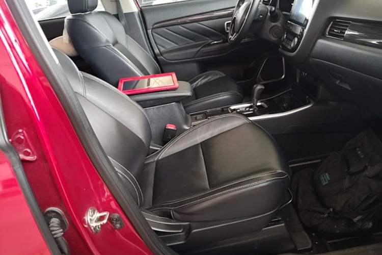 Used Mitsubishi Outlander 2020 2.0L Two-Wheel Drive Enjoyment Version 5 Seats Right Front Seat