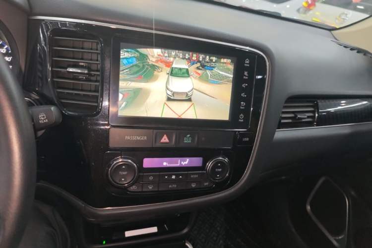 Used Mitsubishi Outlander 2020 2.4L 4x4 Zhi Xiang Edition 5 Seats Audio And AC Panel