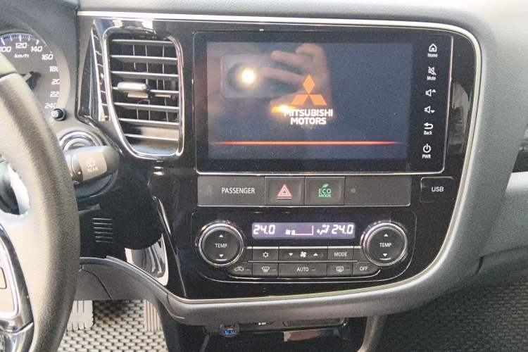 Used Mitsubishi Outlander 2020 2.4L 4x4 Zhi Xiang Edition 5 Seats Audio And AC Panel