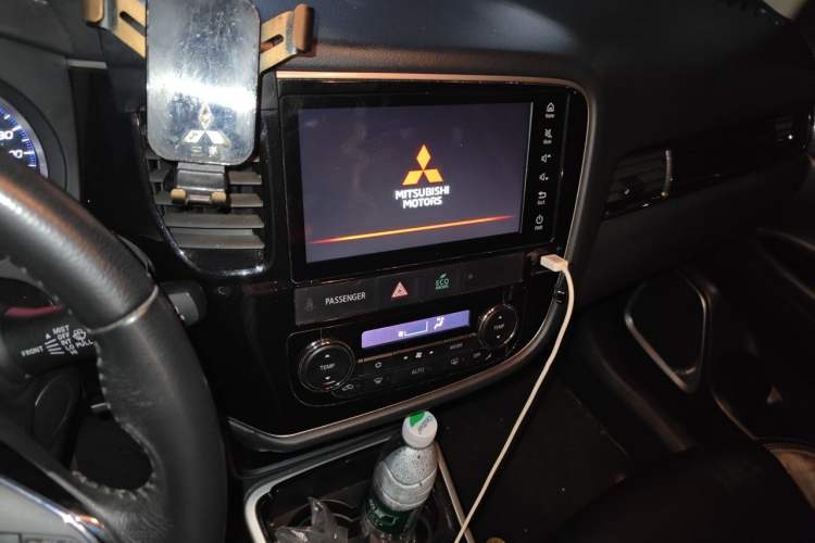 Used Mitsubishi Outlander 2020 2.0L Two-Wheel Drive Comfort Edition 7-Seater Audio And AC Panel