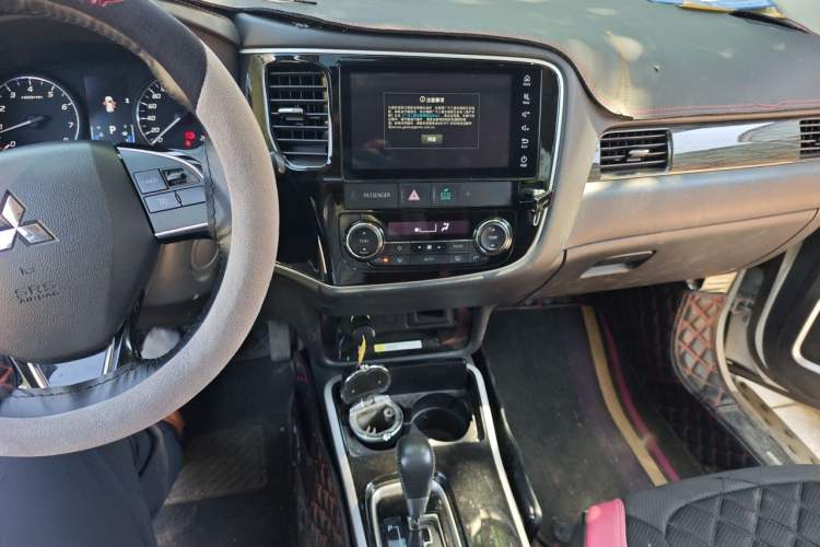 Used Mitsubishi Outlander 2020 2.0L Two-Wheel Drive Comfort Edition 7-Seater Audio And AC Panel