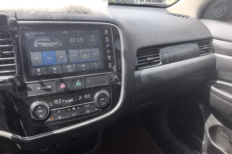 Used Mitsubishi Outlander 2020 2.4L 4x4 Zhi Xiang Edition 5 Seats Audio And AC Panel