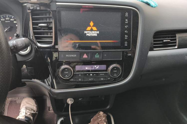 Used Mitsubishi Outlander 2020 2.4L 4x4 Zhi Xiang Edition 5 Seats Audio And AC Panel