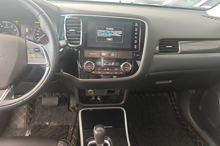 Used Mitsubishi Outlander 2020 2.0L Two-Wheel Drive Comfort Edition 7-Seater Audio And AC Panel