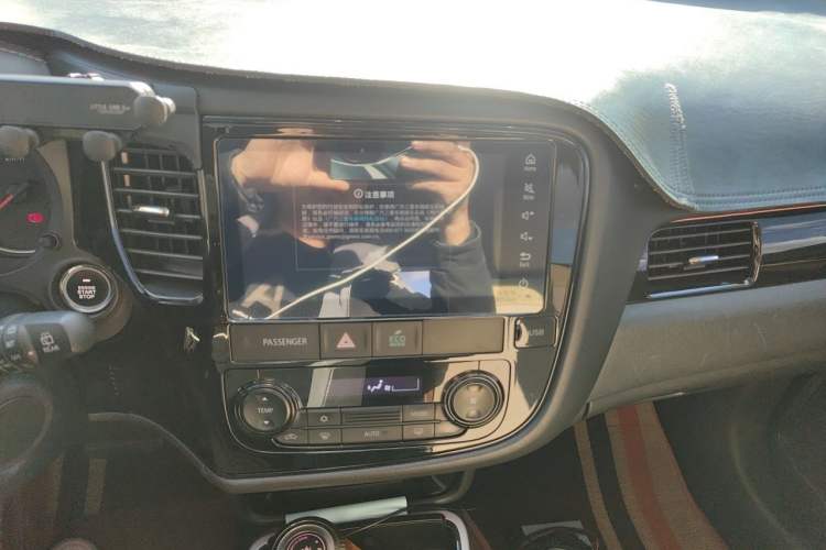 Used Mitsubishi Outlander 2020 2.0L Two-Wheel Drive Comfort Edition 5 Seats Audio And AC Panel