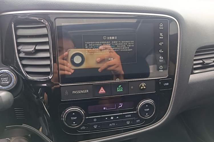 Used Mitsubishi Outlander 2020 2.4L 4x4 Zhi Xiang Edition 7-Seater Audio And AC Panel
