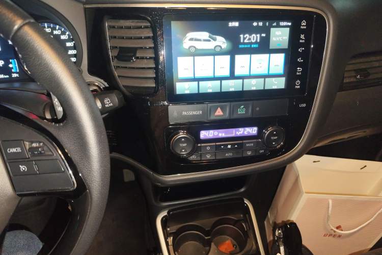 Used Mitsubishi Outlander 2020 2.4L 4x4 Zhi Xiang Edition 7-Seater Audio And AC Panel