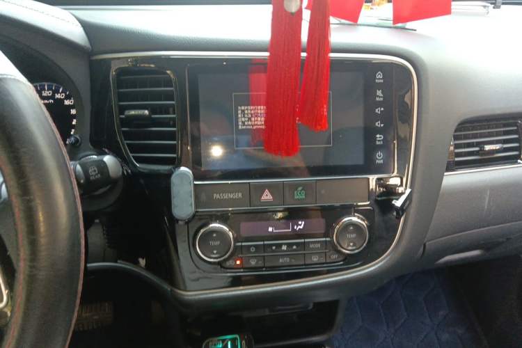Used Mitsubishi Outlander 2020 2.0L Two-Wheel Drive Comfort Edition 7-Seater Audio And AC Panel