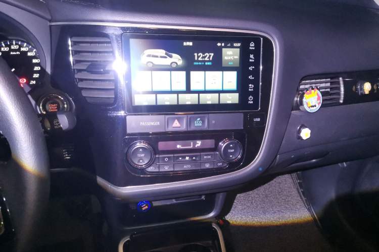 Used Mitsubishi Outlander 2020 2.0L Two-Wheel Drive Comfort Edition 7-Seater Audio And AC Panel