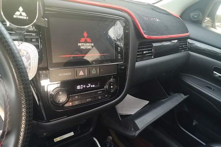 Used Mitsubishi Outlander 2020 2.0L Two-Wheel Drive Comfort Edition 5 Seats Audio And AC Panel