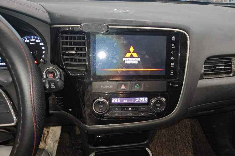 Used Mitsubishi Outlander 2020 2.4L 4x4 Zhi Xiang Edition 5 Seats Audio And AC Panel