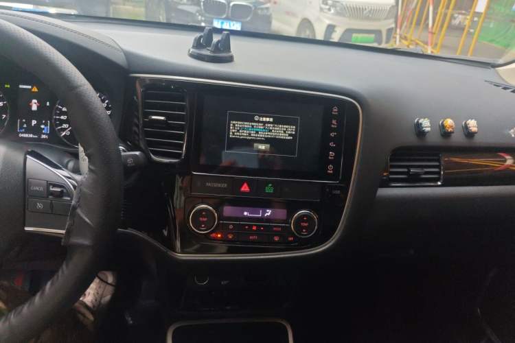 Used Mitsubishi Outlander 2020 2.4L 4x4 Zhi Xiang Edition 7-Seater Audio And AC Panel