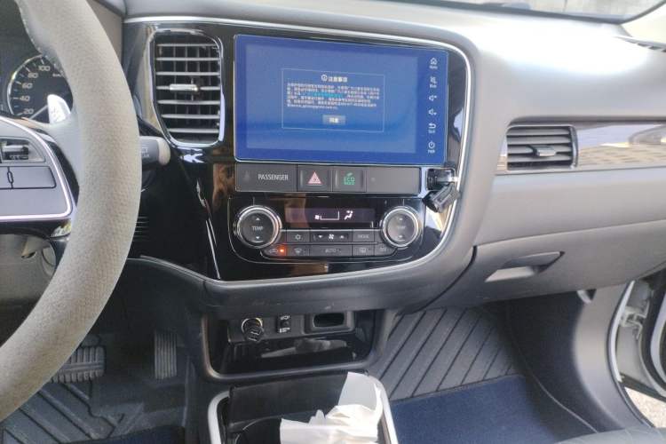 Used Mitsubishi Outlander 2020 2.4L 4x4 Zhi Xiang Edition 5 Seats Audio And AC Panel