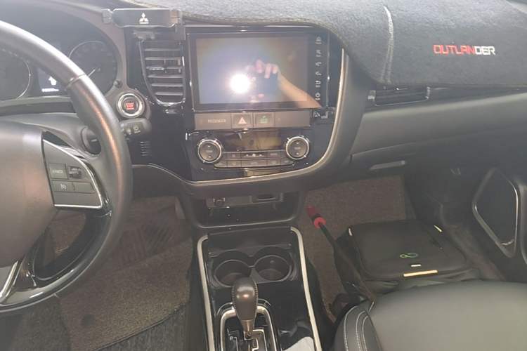 Used Mitsubishi Outlander 2020 2.0L Two-Wheel Drive Comfort Edition 7-Seater Audio And AC Panel