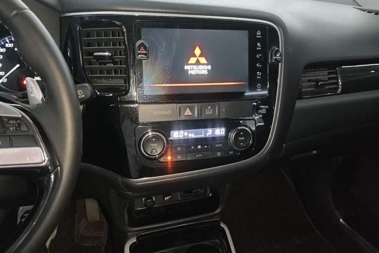 Used Mitsubishi Outlander 2020 2.4L 4x4 Zhi Xiang Edition 5 Seats Audio And AC Panel