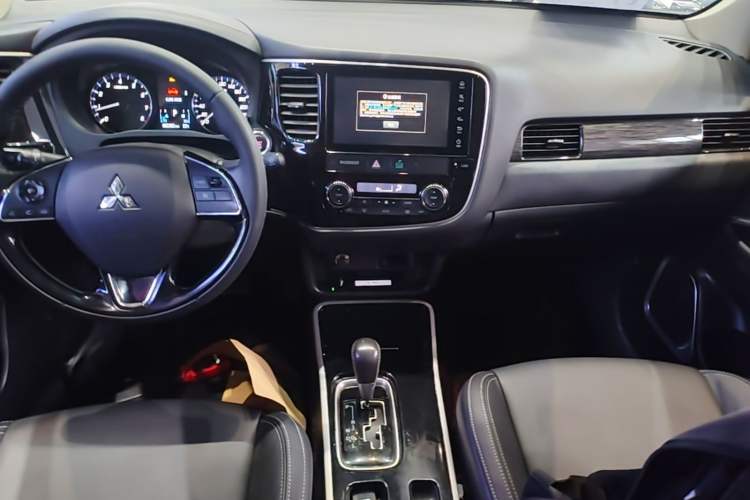 Used Mitsubishi Outlander 2020 2.0L Two-Wheel Drive Comfort Edition 7-Seater Audio And AC Panel