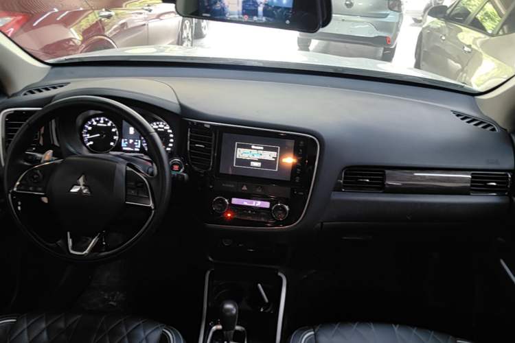 Used Mitsubishi Outlander 2020 2.4L 4x4 Zhi Xiang Edition 7-Seater Audio And AC Panel