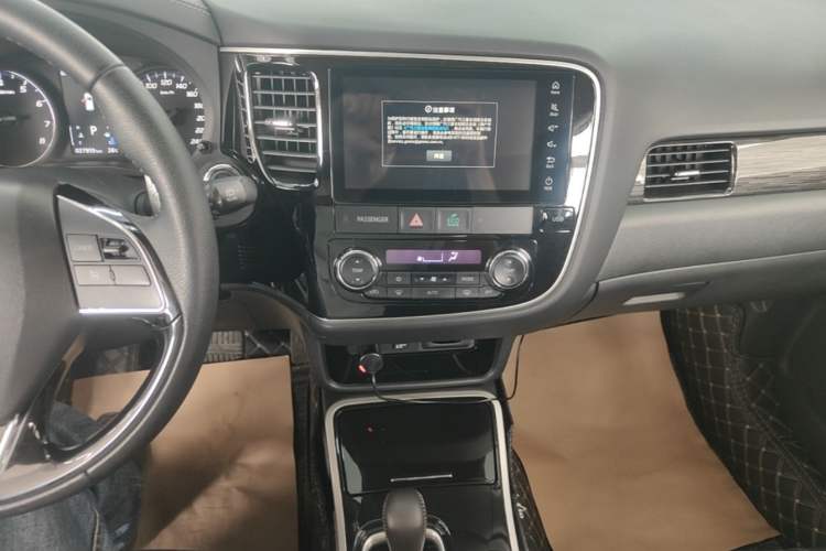 Used Mitsubishi Outlander 2020 2.4L 4x4 Zhi Xiang Edition 7-Seater Audio And AC Panel