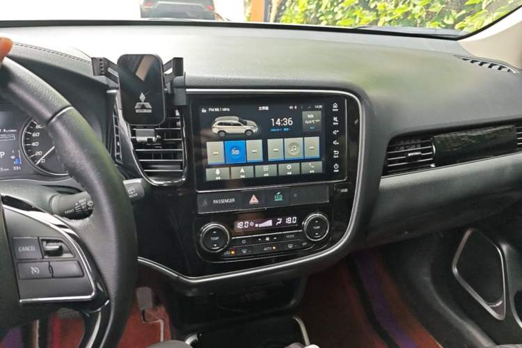 Used Mitsubishi Outlander 2020 2.0L Two-Wheel Drive Comfort Edition 7-Seater Audio And AC Panel