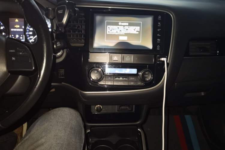 Used Mitsubishi Outlander 2020 2.0L Two-Wheel Drive Comfort Edition 7-Seater Audio And AC Panel