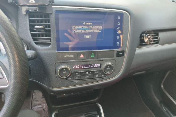 Used Mitsubishi Outlander 2020 2.4L 4x4 Zhi Xiang Edition 7-Seater Audio And AC Panel