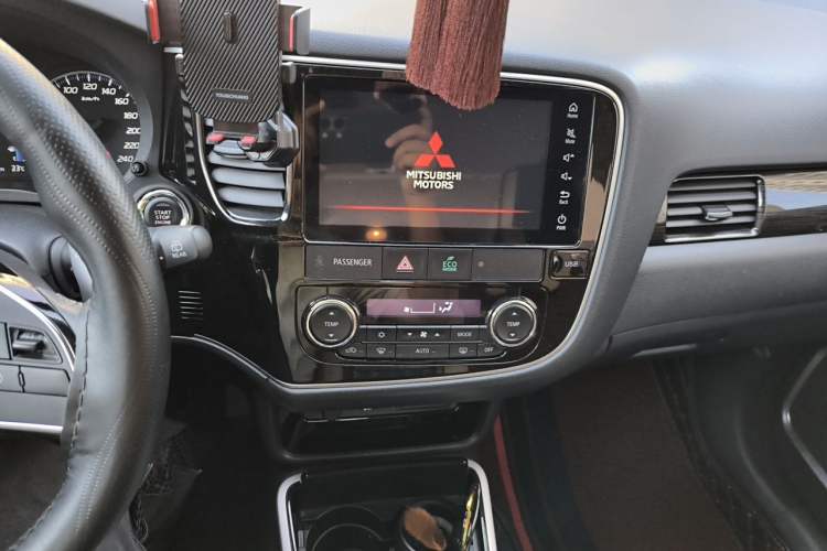 Used Mitsubishi Outlander 2020 2.4L 4x4 Zhi Xiang Edition 5 Seats Audio And AC Panel