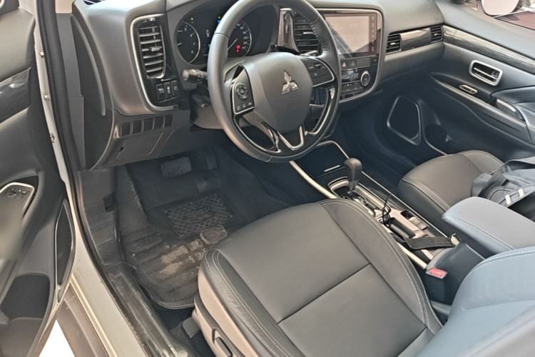 Used Mitsubishi Outlander 2020 2.0L Two-Wheel Drive Enjoyment Version 5 Seats Center Console