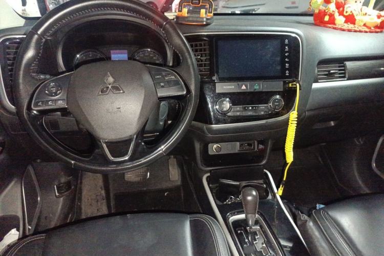 Used Mitsubishi Outlander 2020 2.0L Two-Wheel Drive Comfort Edition 7-Seater Center Console